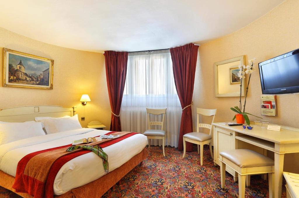 Трехместный (Двухместный номер с 1 кроватью или 2 отдельными кроватями и диваном-кроватью) отеля Hotel Paix Republique, Париж