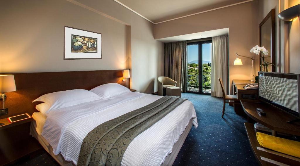 Двухместный (Улучшенный двухместный номер с 1 кроватью или 2 отдельными кроватями) отеля Dekelia Hotel, Афины