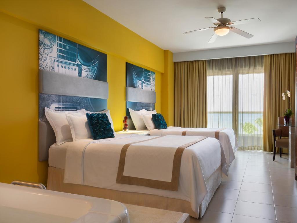 Двухместный (Номер Делюкс с двуспальными кроватями и видом на океан) курортного отеля Hard Rock Hotel Vallarta All Inclusive, Нуэво-Вальярта