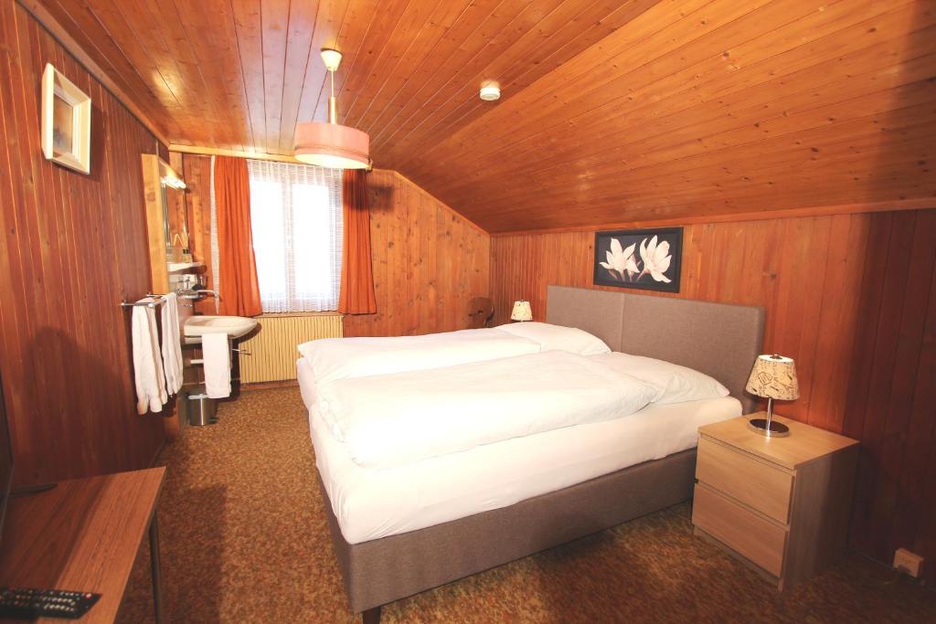 Двухместный (Двухместный номер с 2 отдельными кроватями) отеля Hotel-Restaurant Alpina, Хаслиберг