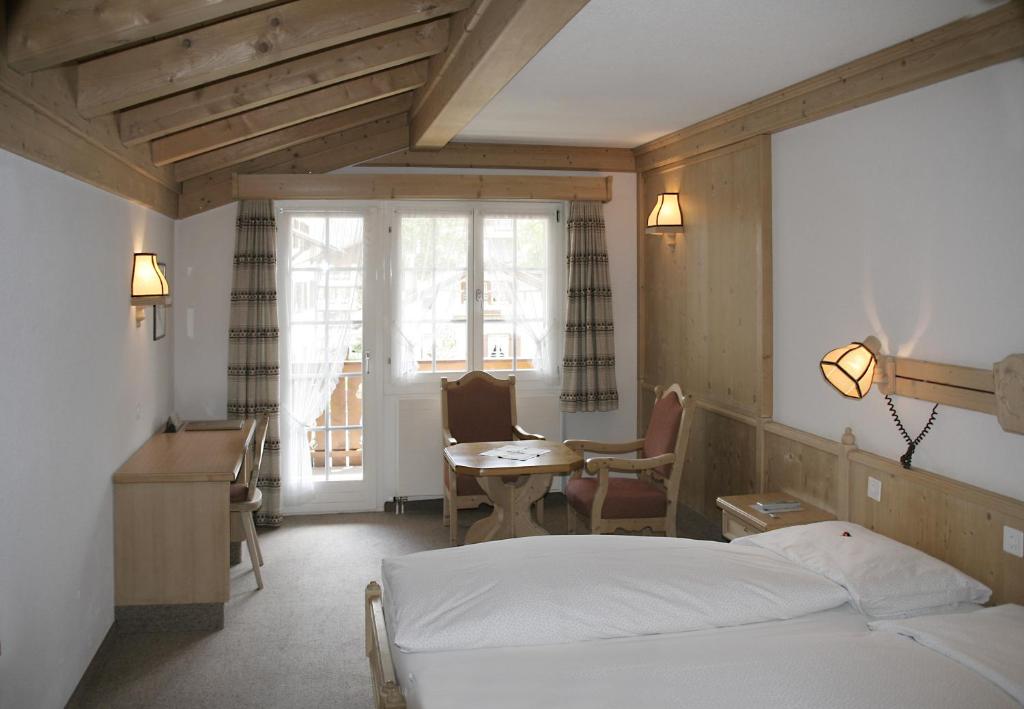 Двухместный (Улучшенный двухместный номер с 1 кроватью или 2 отдельными кроватями, вид на горы) отеля Hotel Alte Post, Гриндельвальд