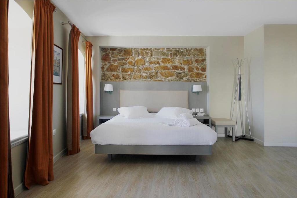 Четырехместный (Улучшенный номер с видом на море) отеля Diogenis Hotel, Эрмоуполис