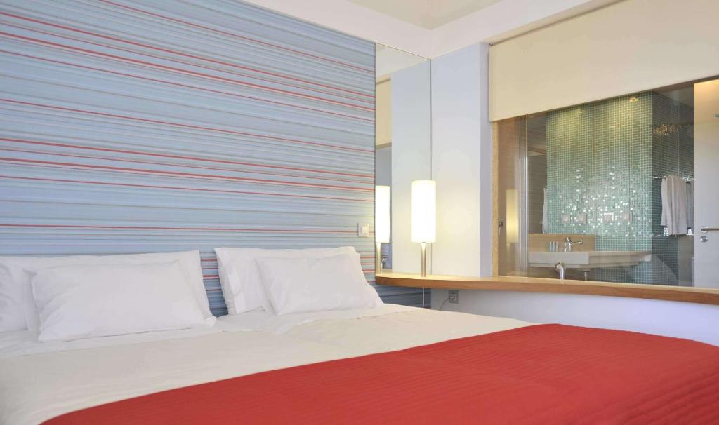 Трехместный (Трехместный номер Делюкс с боковым видом на море) отеля Pestana D. João II Beach & Golf Resort, Алвор