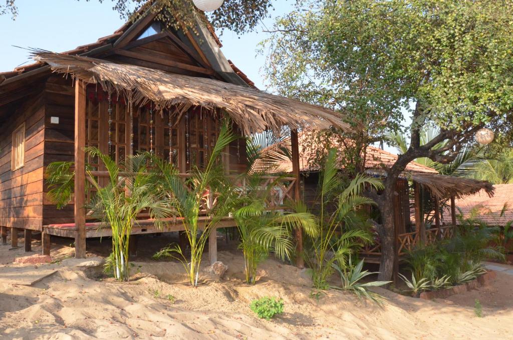 Номер (Тропический деревянный коттедж) гостевого дома Little India Beach Cottages, Бага