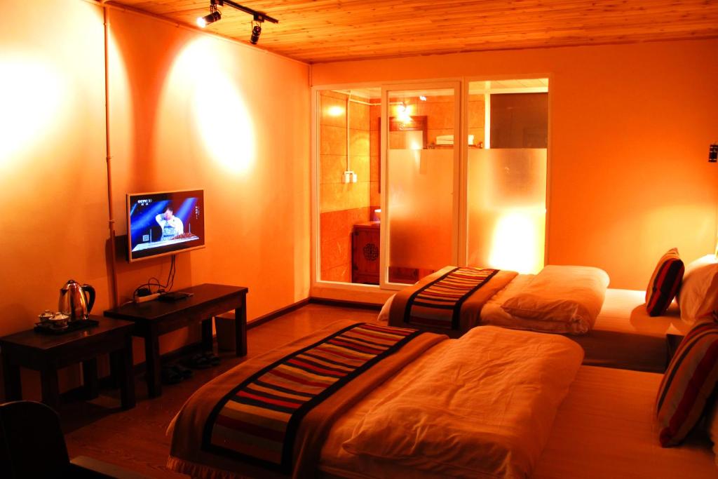 Двухместный (Двухместный номер Делюкс с 2 двуспальными кроватями) гостевого дома Kevin's Trekker Inn, Шангри-Ла (Тибет)