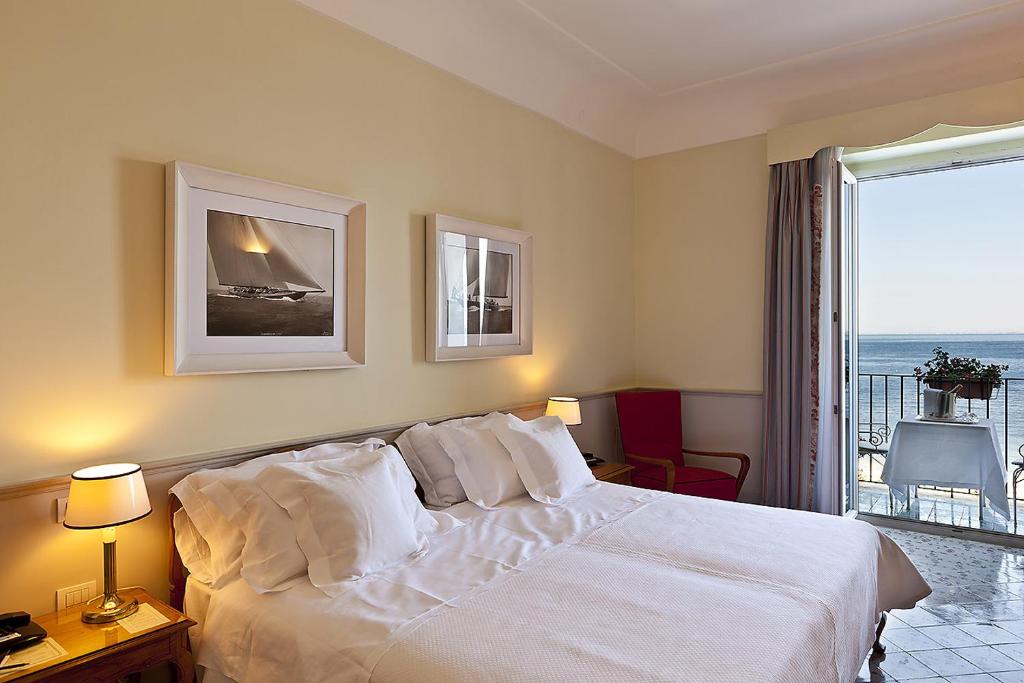 Двухместный (Улучшенный двухместный номер с 1 кроватью или 2 отдельными кроватями, балконом и видом на море) отеля L'Albergo Della Regina Isabella, Искья
