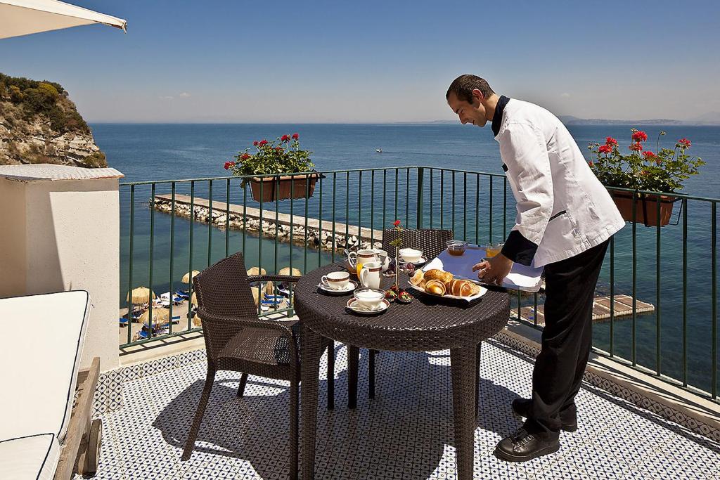 Сьюит (Полулюкс с балконом и видом на море) отеля L'Albergo Della Regina Isabella, Искья