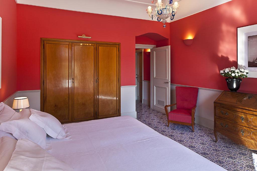Двухместный (Улучшенный двухместный номер с 1 кроватью и балконом с видом на сад) отеля L'Albergo Della Regina Isabella, Искья