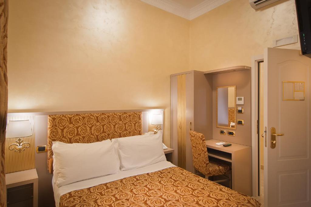 Двухместный (Небольшой двухместный номер с 1 кроватью) отеля Hotel Fellini, Рим