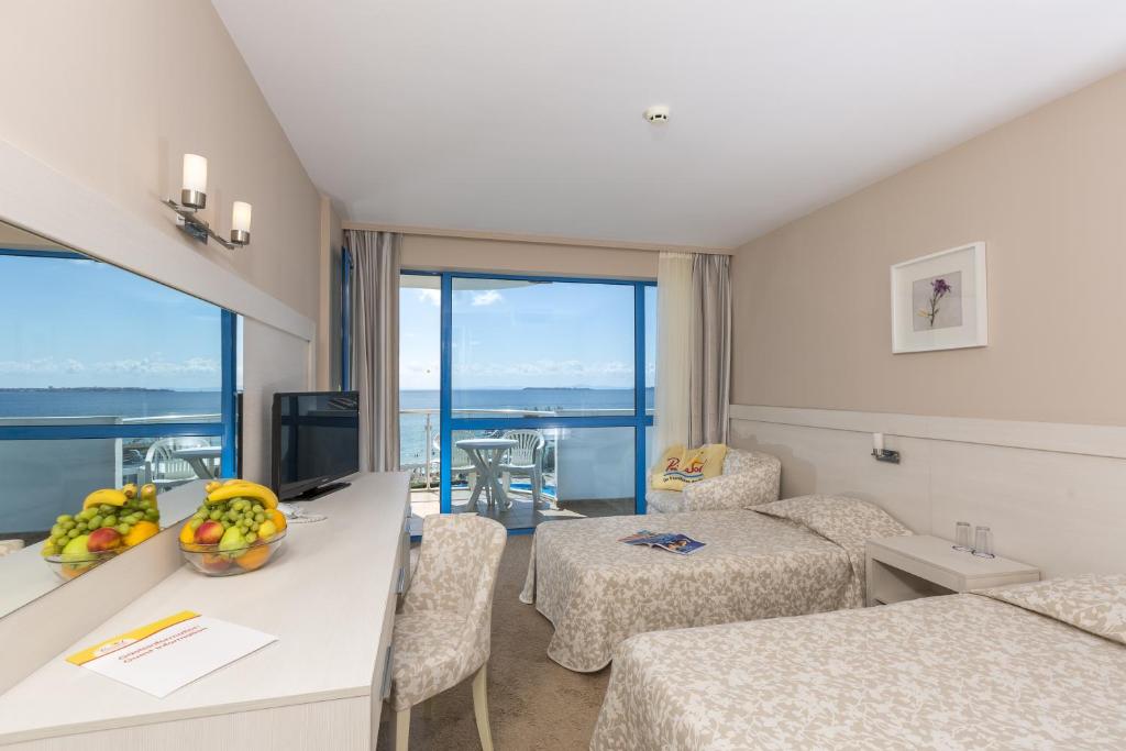 Двухместный (Двухместный номер с 1 кроватью или 2 отдельными кроватями и балконом, вид на море (для 2 взрослых и 1 ребенка)) отеля PrimaSol Sineva Beach Hotel - Все включено, Свети-Влас