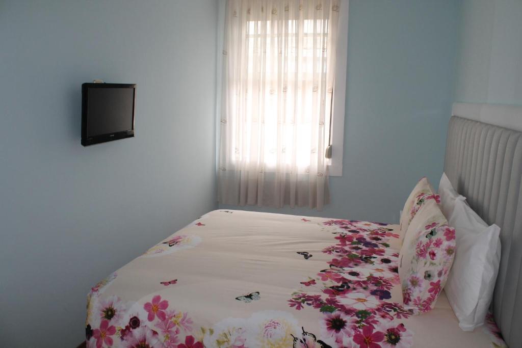 Двухместный (Двухместный номер с 1 кроватью или 2 отдельными кроватями, общая ванная комната) гостевого дома Grande Oceano Guest House, Порту