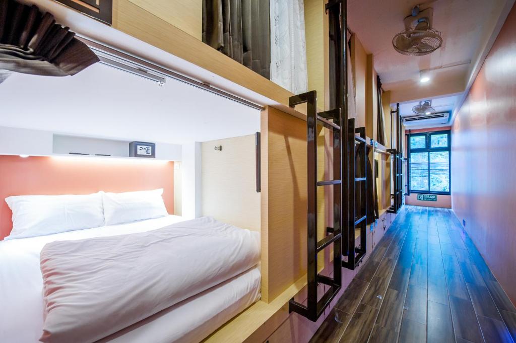 Номер (Спальное место в общем номере для мужчин и женщин с 10 двуспальными кроватями) хостела Matchbox Bangkok Hostel, Бангкок