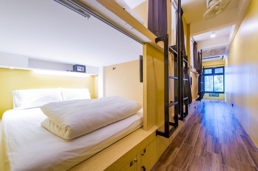 Номер (Спальное место в общем номере для мужчин и женщин с 8 двуспальными кроватями) хостела Matchbox Bangkok Hostel, Бангкок