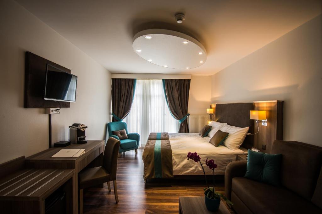 Двухместный (Улучшенный двухместный номер с 1 кроватью или 2 отдельными кроватями) отеля Hotel Rousseau, Женева