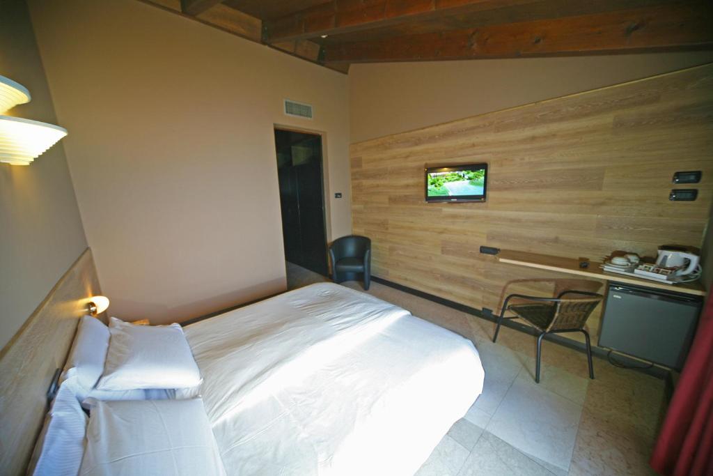 Двухместный (Двухместный номер с 1 кроватью или 2 отдельными кроватями, вид на озеро) отеля Hotel La Paül, Сирмионе