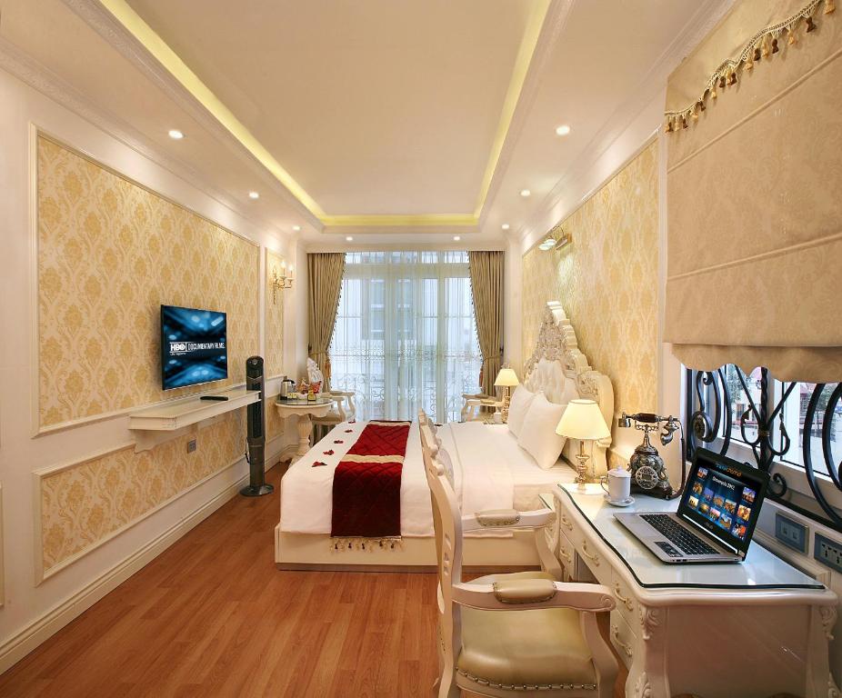 Двухместный (Представительский двухместный номер с 1 кроватью или 2 отдельными кроватями и балконом) отеля Hanoi Guest House Royal, Ханой