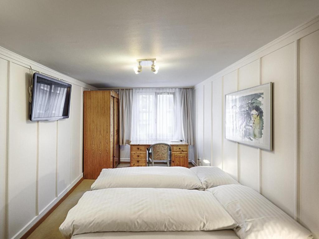 Двухместный (Двухместный номер с 1 кроватью и общей ванной комнатой) отеля Hotel Weisses Kreuz, Санкт-Галлен