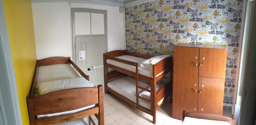 Номер (Односпальная кровать в общем номере с 6 кроватями) хостела Meeting Hostel, Фигейра-да-Фош