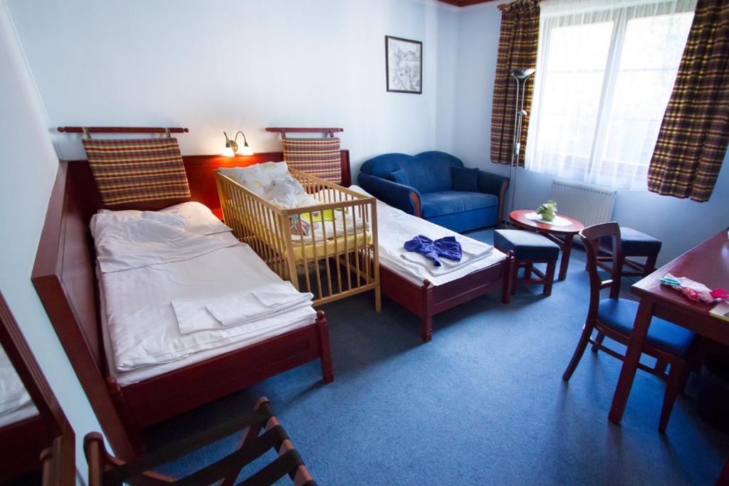 Двухместный (Двухместный номер с 2 отдельными кроватями и дополнительной кроватью) отеля Hotel Golfer, Турчьянске-Теплице