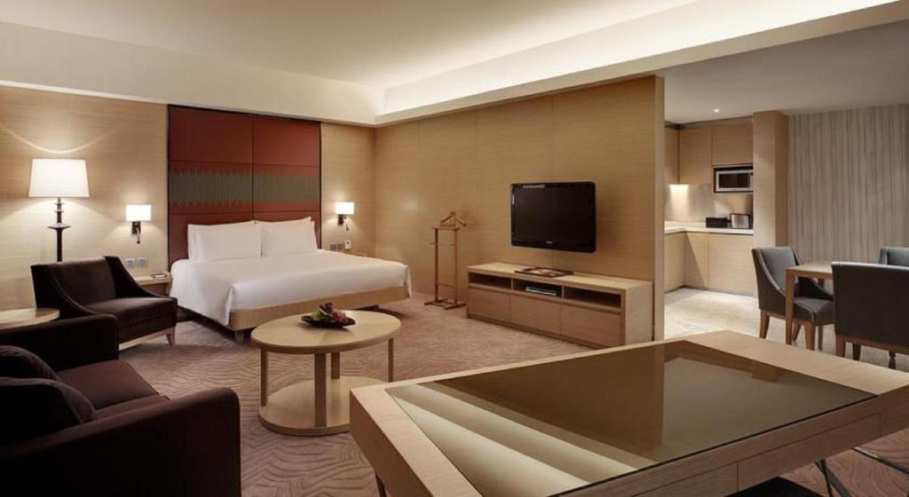 Двухместный (Номер Делюкс с кроватью размера «king-size») курортного отеля Hyatt Regency Hong Kong, Sha Tin, Гонконг (город)
