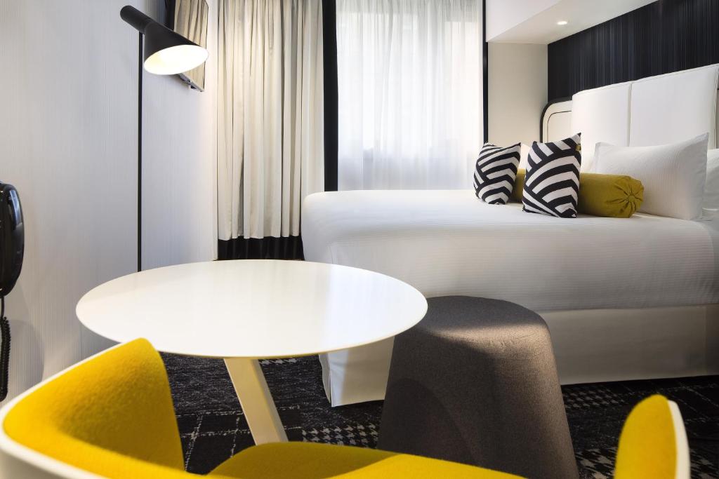 Двухместный (Улучшенный двухместный номер с 1 кроватью) отеля Hotel Ekta Champs Elysées, Париж