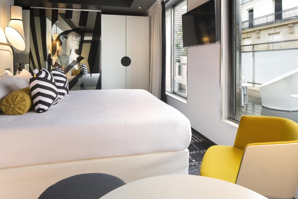 Двухместный (Улучшенный двухместный номер с 1 кроватью или 2 отдельными кроватями и террасой) отеля Hotel Ekta Champs Elysées, Париж