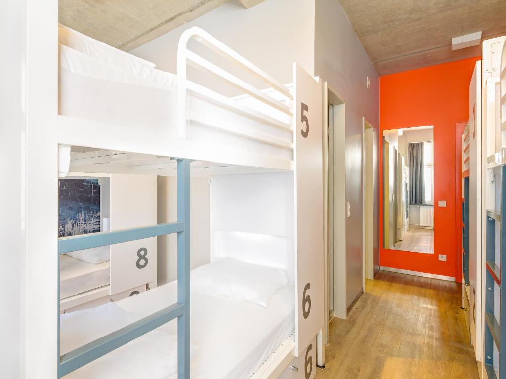 Номер (Односпальная кровать в общем номере для мужчин и женщин с 6 кроватями и собственной ванной комнатой) хостела Generator Berlin Mitte, Берлин