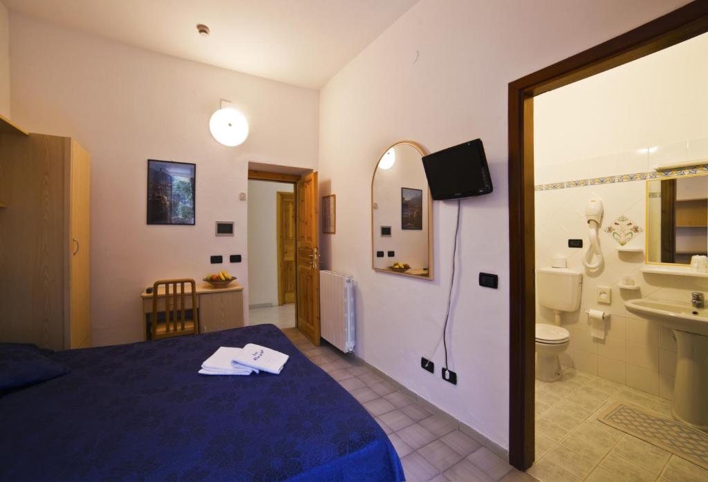 Двухместный (Стандартный двухместный номер с 1 кроватью или 2 отдельными кроватями) отеля Hotel Riva del Sole with pool, Искья