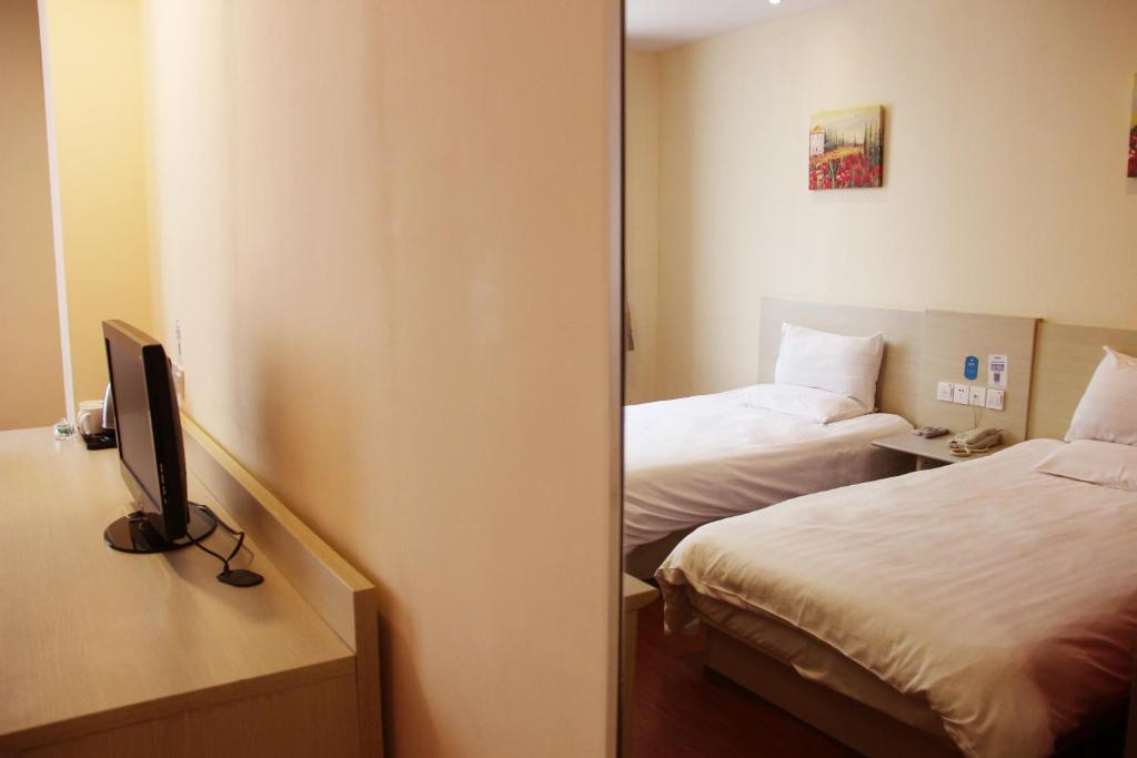 Двухместный (Mainland Chinese Citizen - Twin Room - New) отеля Hanting Express Qingdao Wusi Square, Циндао