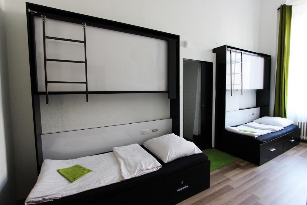 Номер (Спальное место на двухъярусной кровати в общем 5-местном номере для женщин с собственной ванной комнатой) хостела Adagio Hostel 1.0 Oktogon, Будапешт