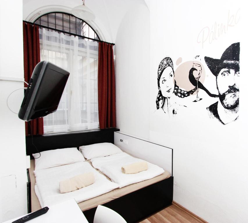 Двухместный (Двухместный номер с 1 кроватью и собственной ванной комнатой) хостела Adagio Hostel 1.0 Oktogon, Будапешт