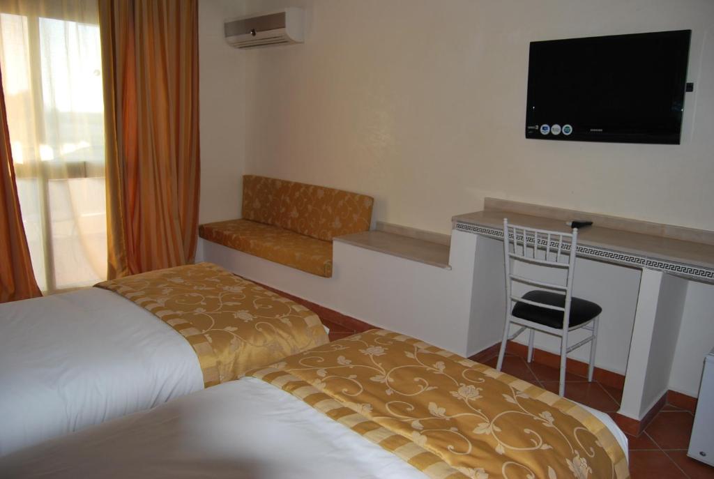 Трехместный (Трехместный номер) отеля Hotel Al Khaima, Асила