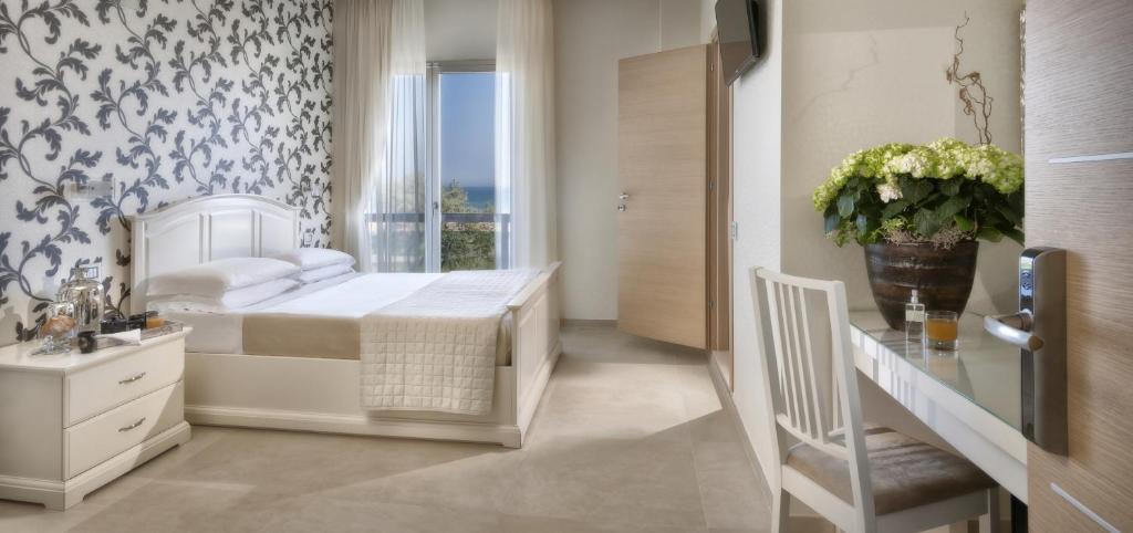 Четырехместный (Superior Quadruple Room with Sea View and Spa Bath), Hotel Merano