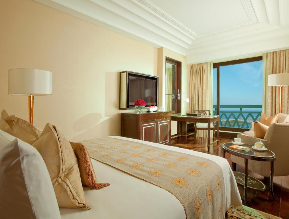 Двухместный (Двухместный номер Делюкс с 1 кроватью или 2 отдельными кроватями и видом на море) отеля The Leela Palace Chennai, Ченнаи