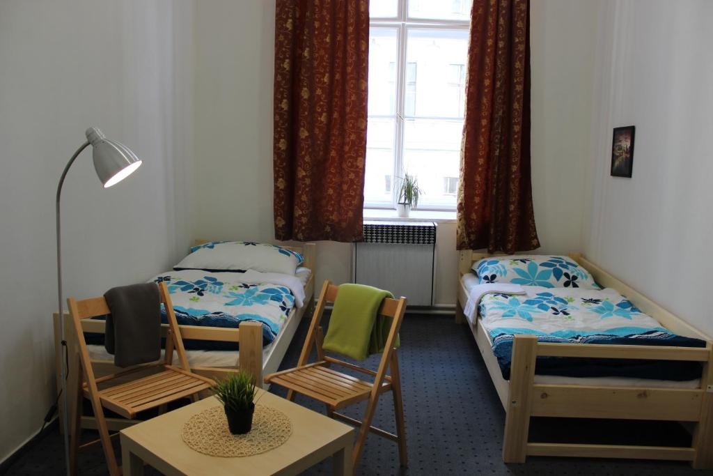 Двухместный (Двухместный номер с 2 отдельными кроватями и общей ванной комнатой) хостела Opletalova, Прага