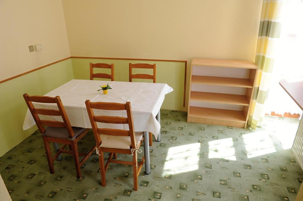 Апартаменты (Апартаменты с общей ванной комнатой) гостевого дома Penzion Alpina Liberec, Либерец