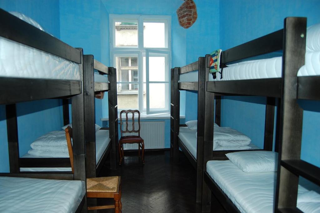 Номер (Кровать в общем 14-местном номере для мужчин и женщин) хостела The Little Havana Party Hostel, Краков