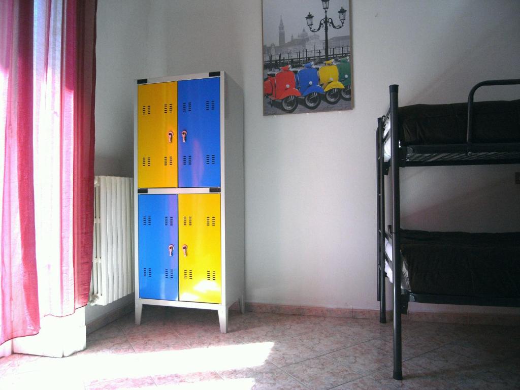 Семейный (Пятиместный номер с общей ванной комнатой) хостела Hostel California, Милан