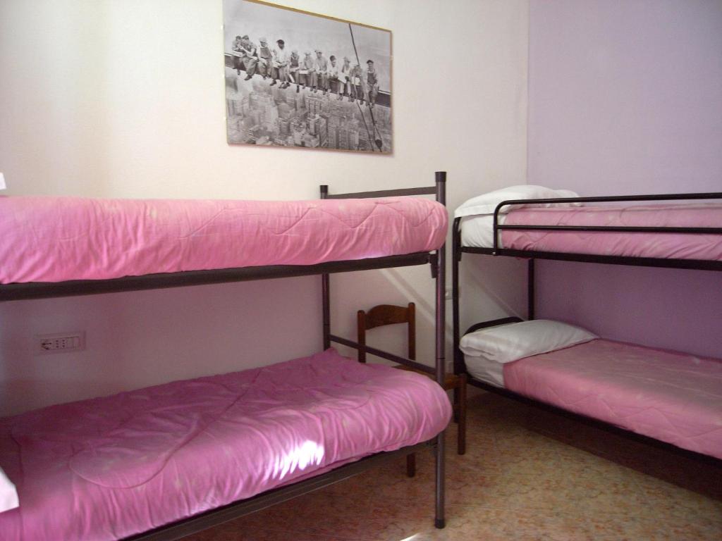 Номер (Спальное место на двухъярусной кровати в общем 5-местном номере для женщин) хостела Hostel California, Милан