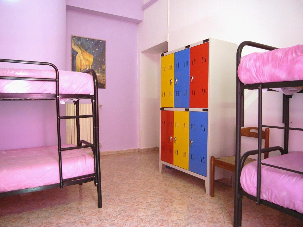 Номер (Спальное место в общем номере для мужчин и женщин с 6 двухъярусными кроватями) хостела Hostel California, Милан