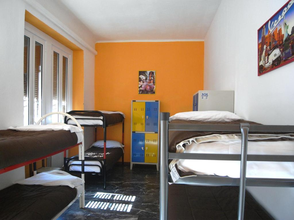 Номер (Спальное место на двухъярусной кровати в общем 4-местном номере для женщин) хостела Hostel California, Милан