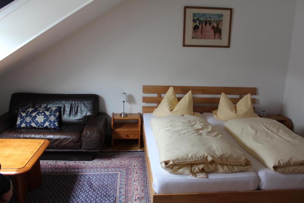 Трехместный (Двухместный номер с двуспальной кроватью и дополнительной кроватью) гостевого дома Hotel-Pension Elfi, Гамбург
