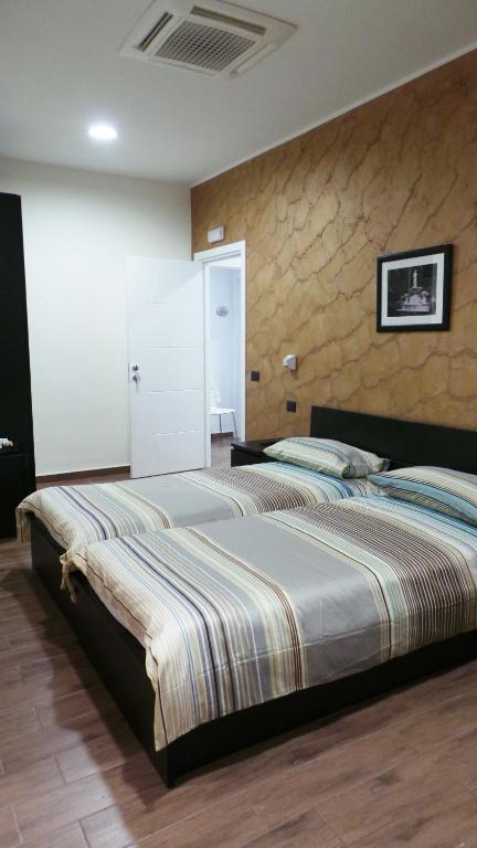Двухместный (Двухместный номер с 1 кроватью или 2 отдельными кроватями и собственной ванной комнатой) отеля Duomo Bed & Breakfast, Катания