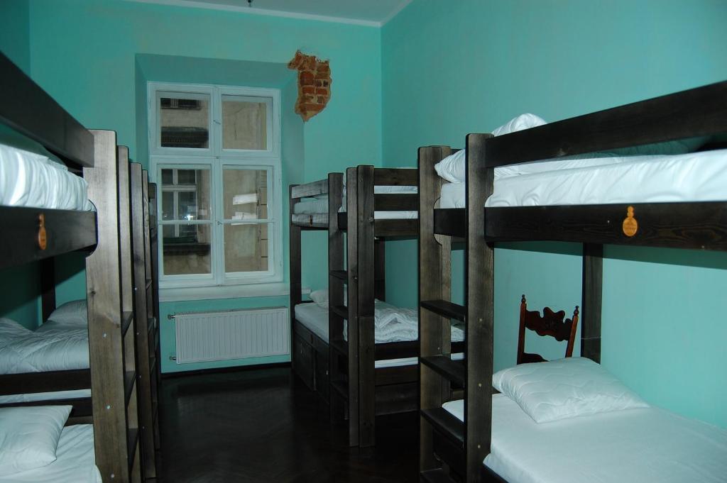 Номер (Кровать в общем номере для мужчин и женщин с 10 кроватями) хостела The Little Havana Party Hostel, Краков