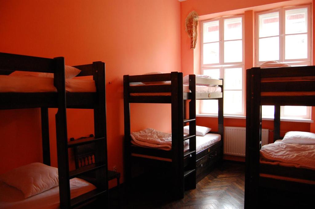 Номер (Кровать в общем 6-местном номере для мужчин и женщин) хостела The Little Havana Party Hostel, Краков