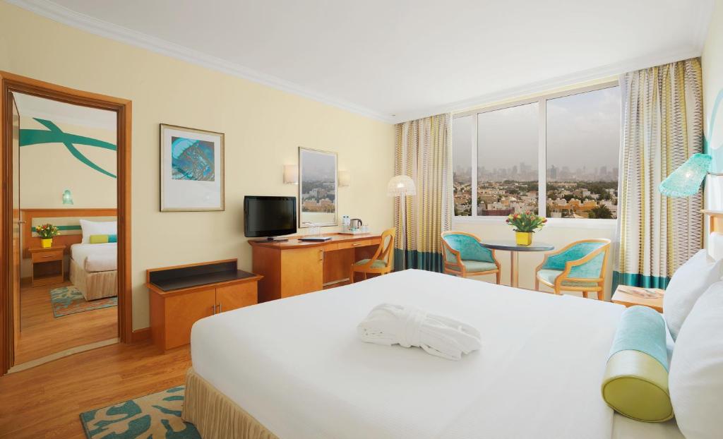 Семейный (Семейный номер с видом на город) курортного отеля Coral Beach Resort Sharjah, Шарджа