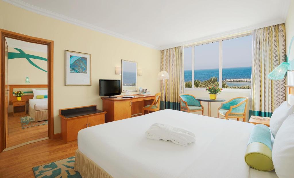 Семейный (Семейный номер с видом на море) курортного отеля Coral Beach Resort Sharjah, Шарджа