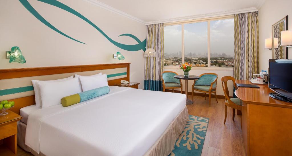 Двухместный (Номер Делюкс с видом на город) курортного отеля Coral Beach Resort Sharjah, Шарджа