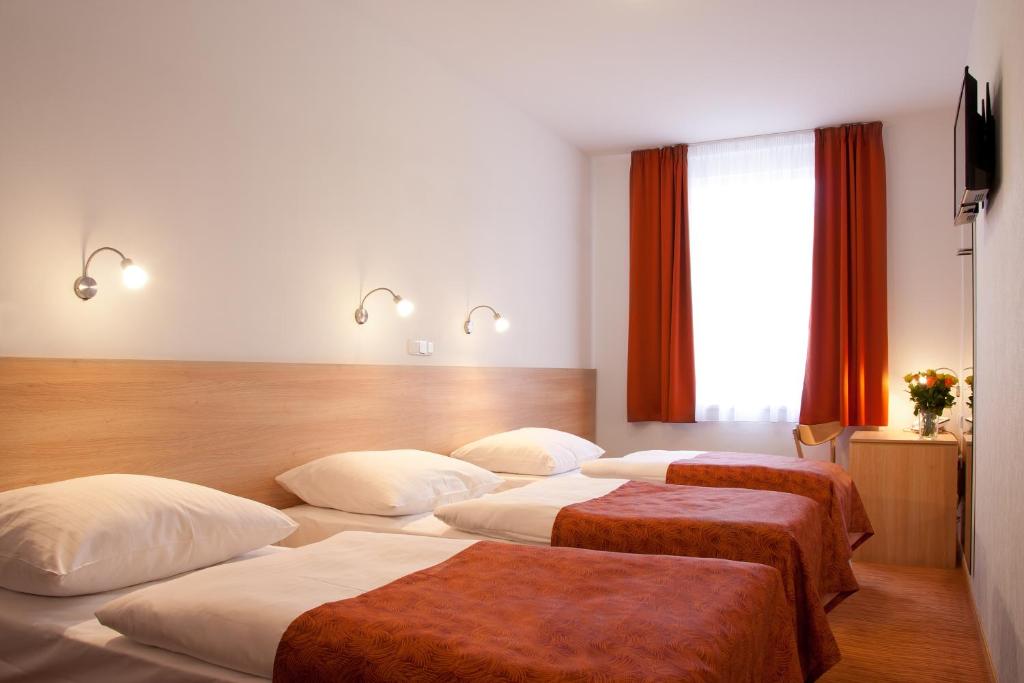 Трехместный (Стандартный трехместный номер с дополнительной кроватью) отеля Hotel Ambiance, Прага