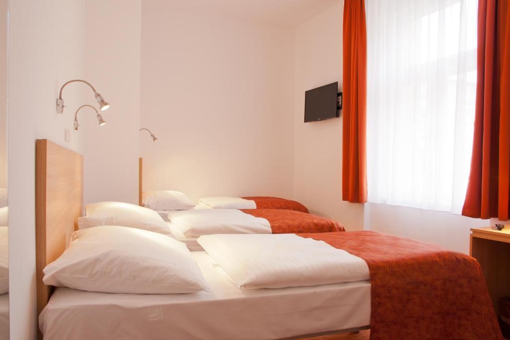 Двухместный (Стандартный двухместный номер с 1 кроватью и дополнительной кроватью) отеля Hotel Ambiance, Прага